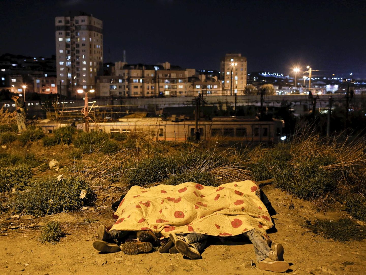 Dos inmigrantes duermen cerca de la principal estación de autobuses de Estambul (Reuters).