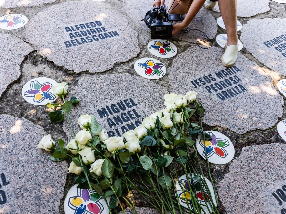 Foto: Ofrenda floral en recuerdo de Miguel Ángel Blanco. (EFE)