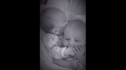 El infalible truco de una bebé para calmar los lloros de su hermano mellizo