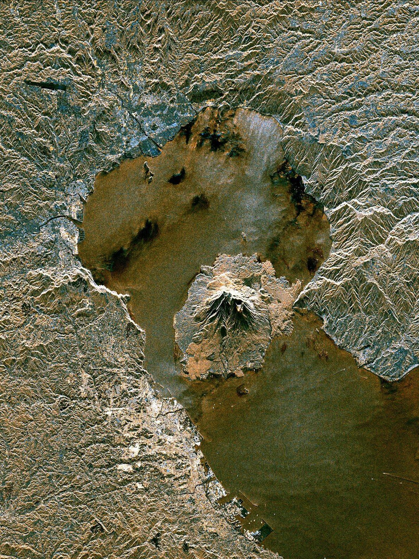 Imagen de radar tomada desde el espacio del supervolcán Sakurajima y la Caldera Aira Caldera. (NASA/JPL)