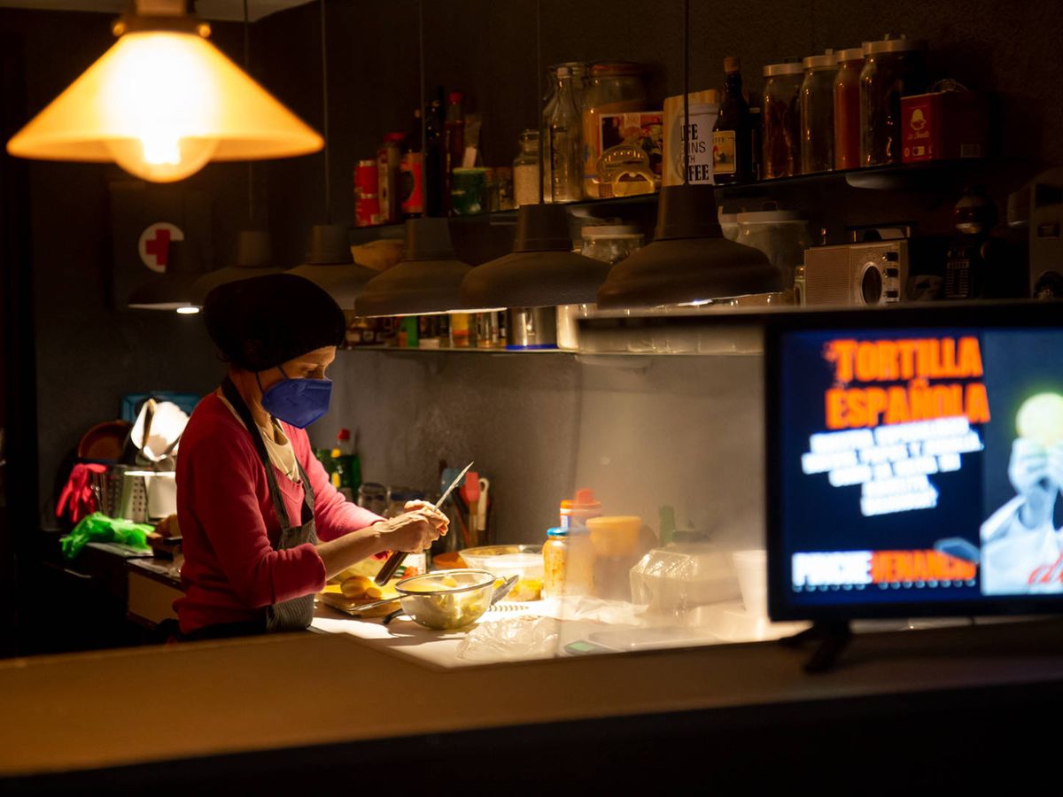 Foto: Jeanett M. Orozco prepara comida tras la barra del bar-restaurante Pinche Venancio. (Foto: Alejandro Hernández)