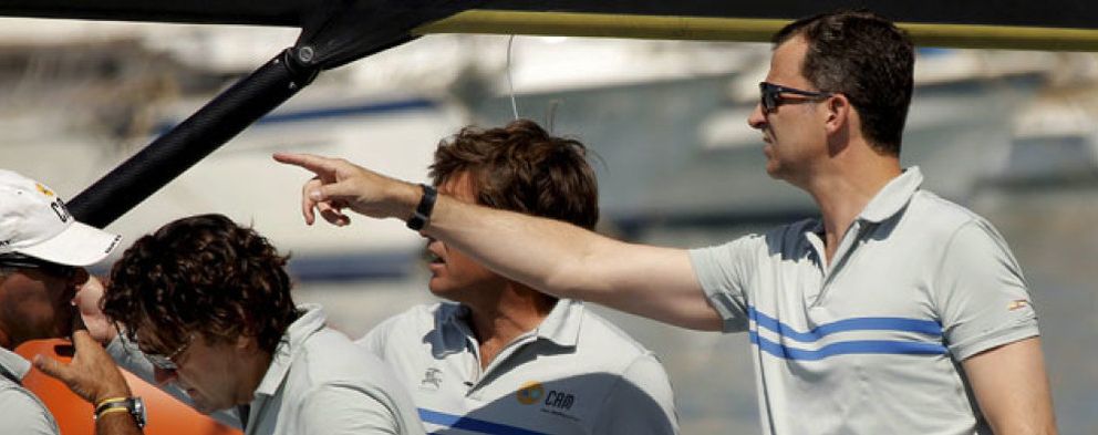 Foto: La Reina acude a la bahía de Palma para animar al Príncipe en primera regata