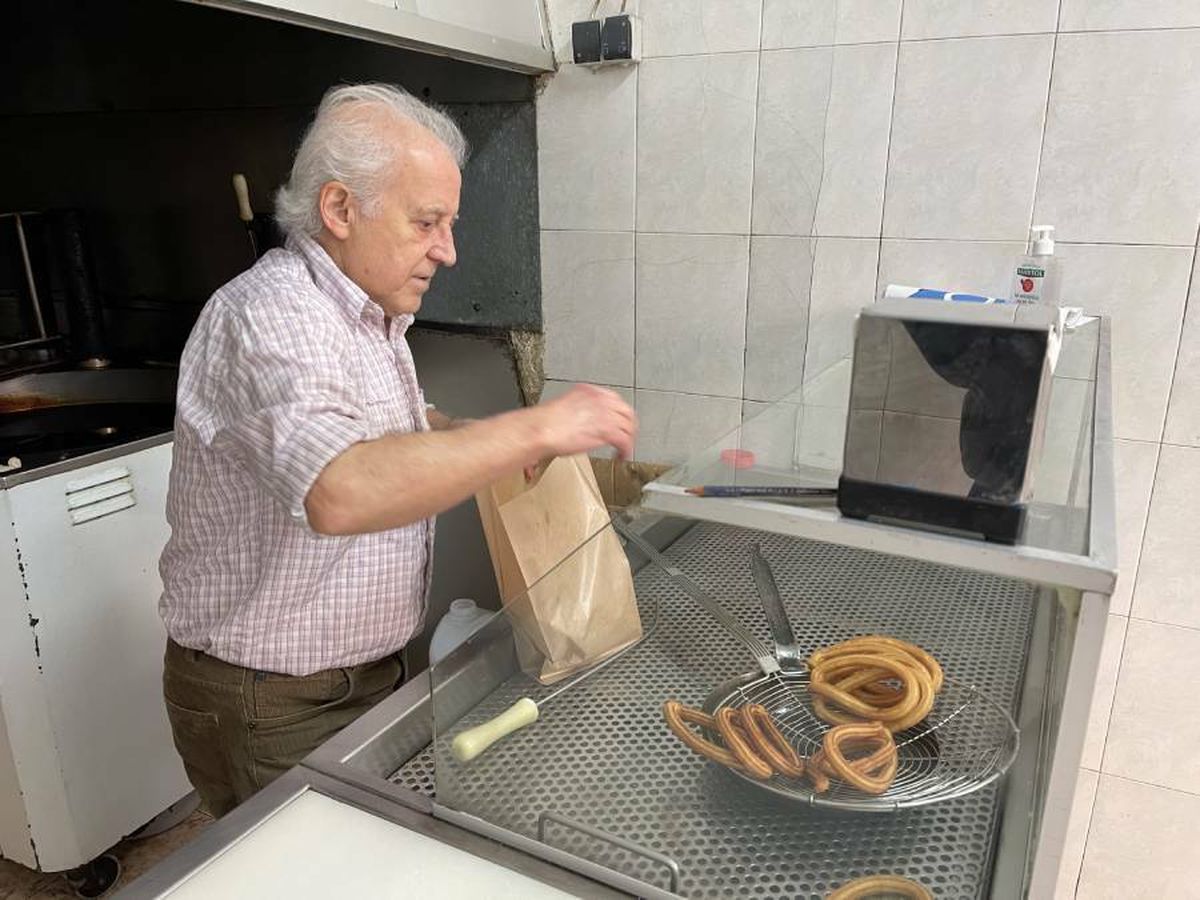 Foto: Zoilo Fernández lleva más de 40 años haciendo churros. (L.F.)