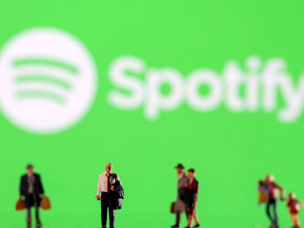 Foto: Pequeñas figuras frente al logo se Spotify. (Reuters/Dado Ruvic)