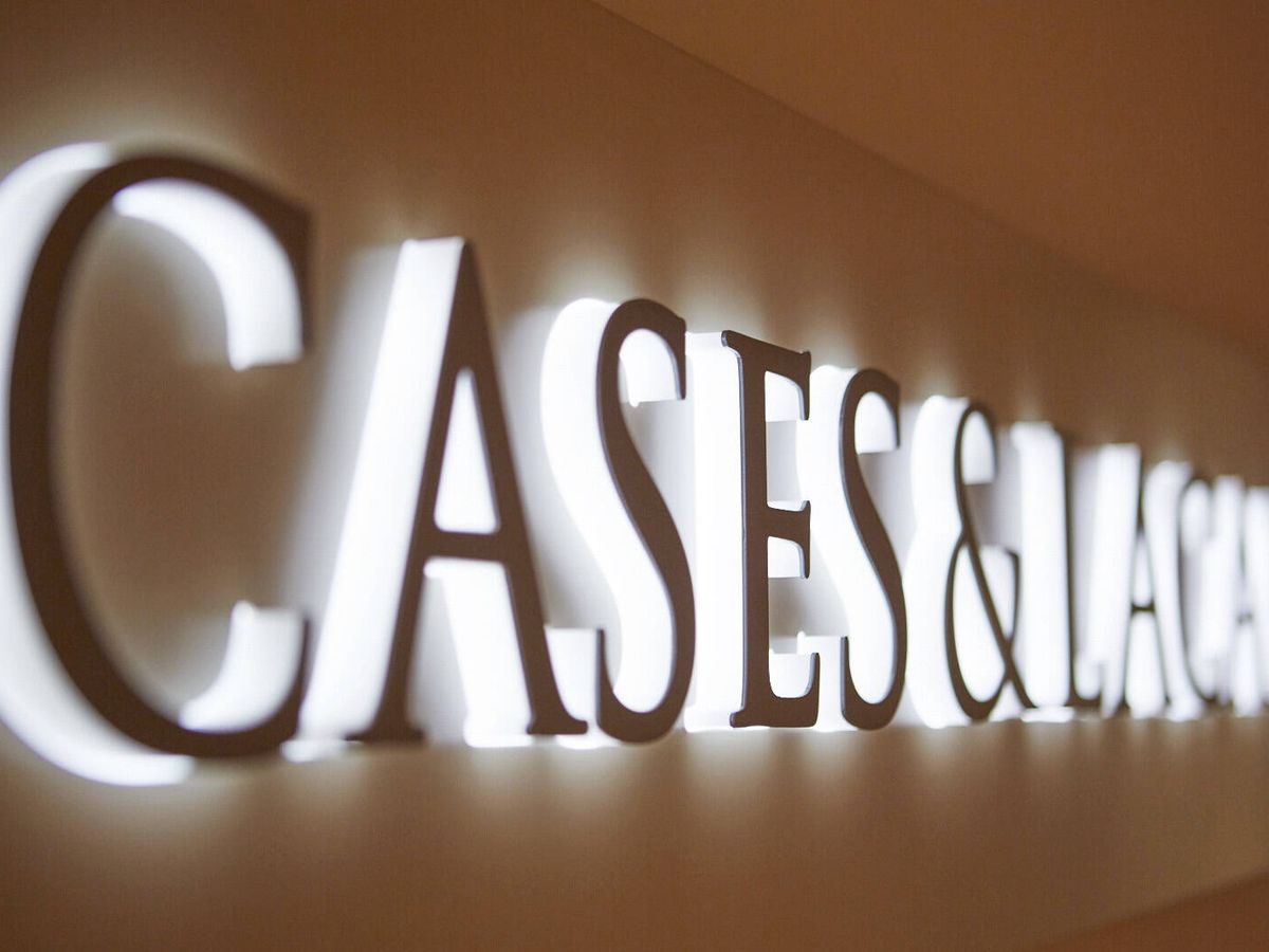 Foto: Logo de Cases & Lacambra en una de sus sedes.