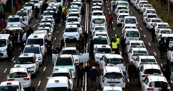 Foto: Huelga de taxis en Madrid. (EFE)