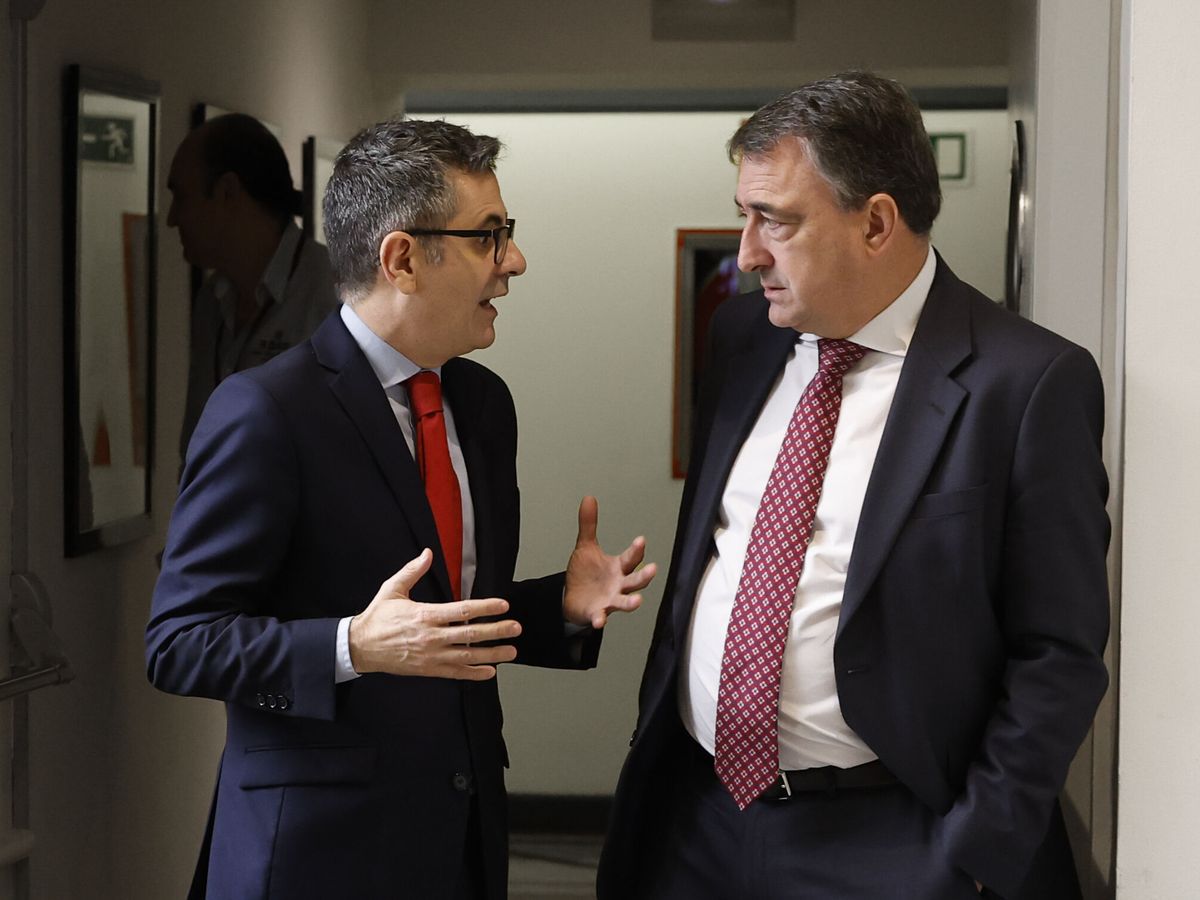 Foto: El ministro Félix Bolaños conversa con Aitor Esteban, portavoz del PNV en el Congreso. (EFE/Mariscal)