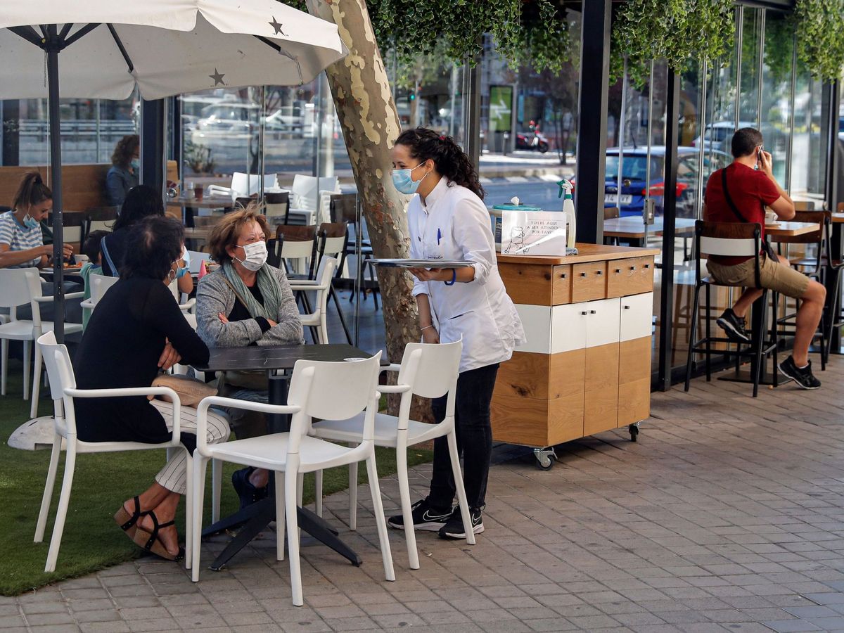 Foto: Varias personas en una terraza de un bar de Madrid. (EFE)