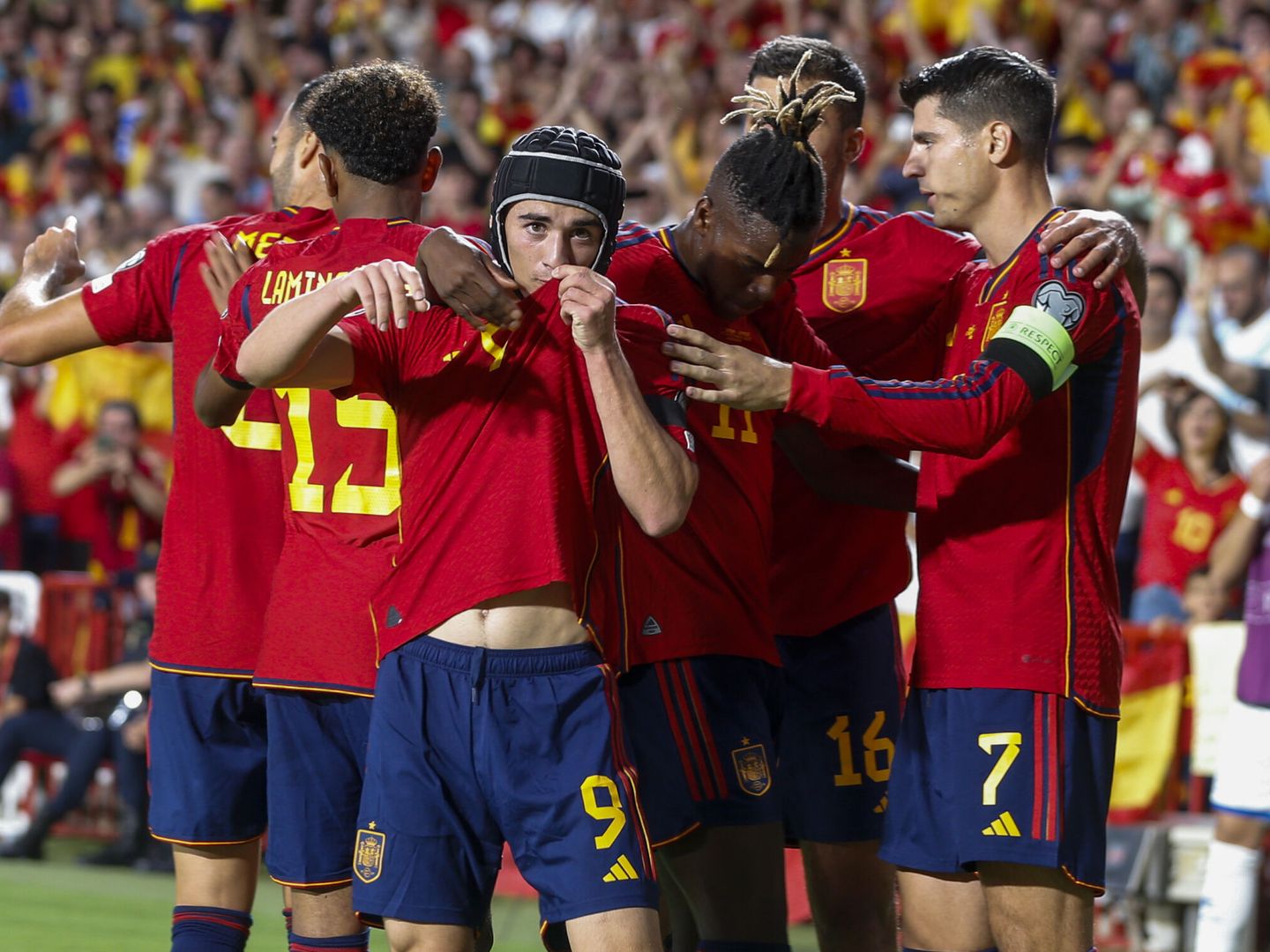 Gavi celebra el primer gol de España. (EFE/Jorge Zapata) 