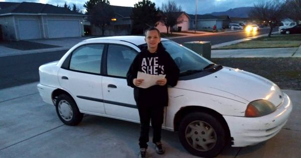Foto: William, con el coche que regaló a su madre: un Chevrolet Metro de 1999 (Foto: Facebook)
