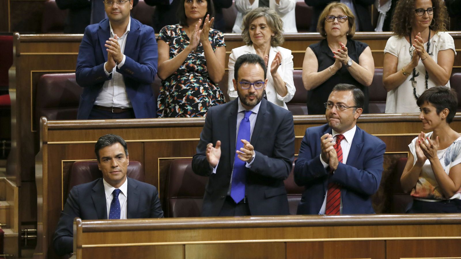 Foto: La bancada del PSOE aplaude la intervención del secretario general Pedro Sánchez (i) durante la tercera sesión del debate de investidura del candidato a la presidencia del Gobierno, Mariano Rajoy. (EFE)