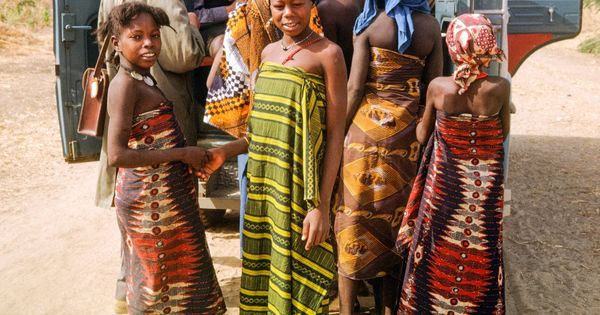 Foto: Fotografía de un grupo de jóvenes de Camerún ante la llegada de un grupo de turistas. (iStock)