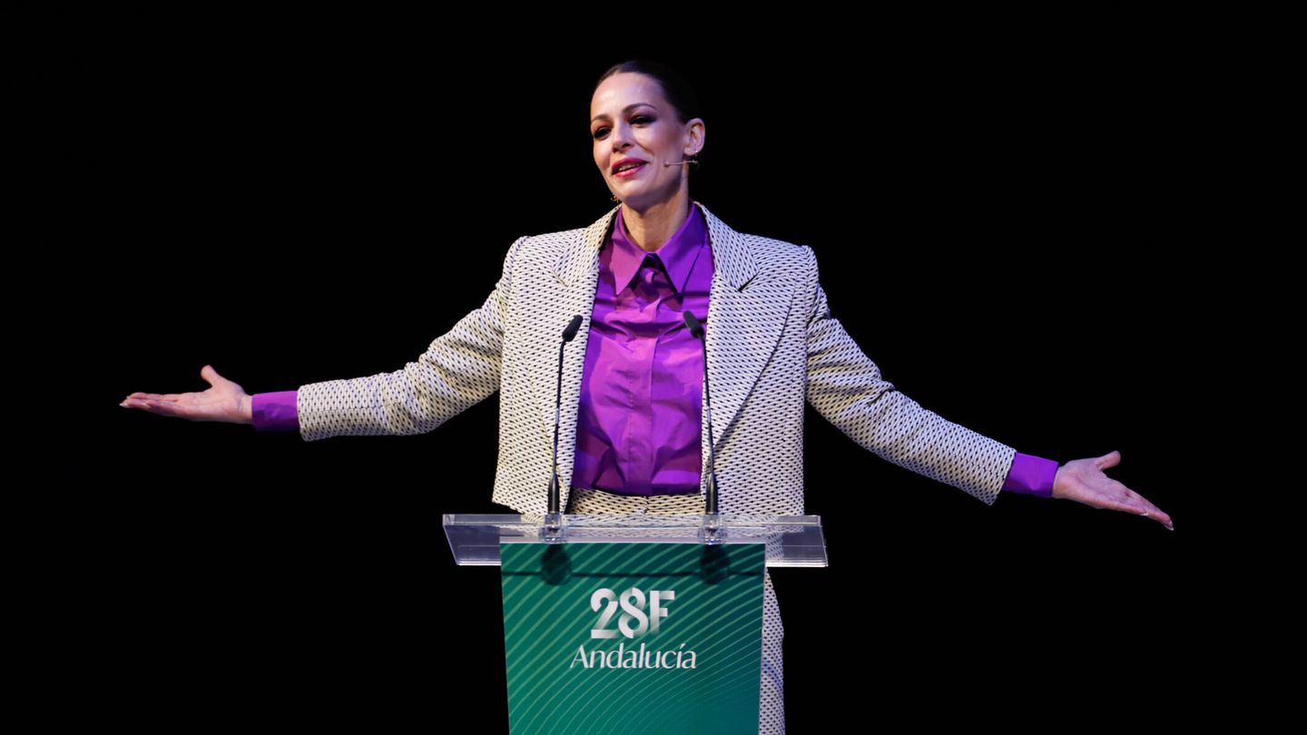 Eva González, encargada de presentar la ceremonia de entrega de las Medallas de Andalucía. (EFE/José Manuel Vidal)