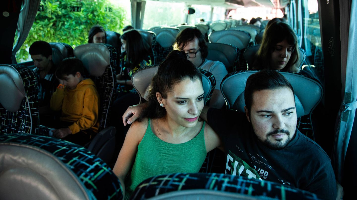 La onubense Macarena Martín y su pareja Adrián en el autobús rumbo a Cazorla. Foto: Fernando Ruso