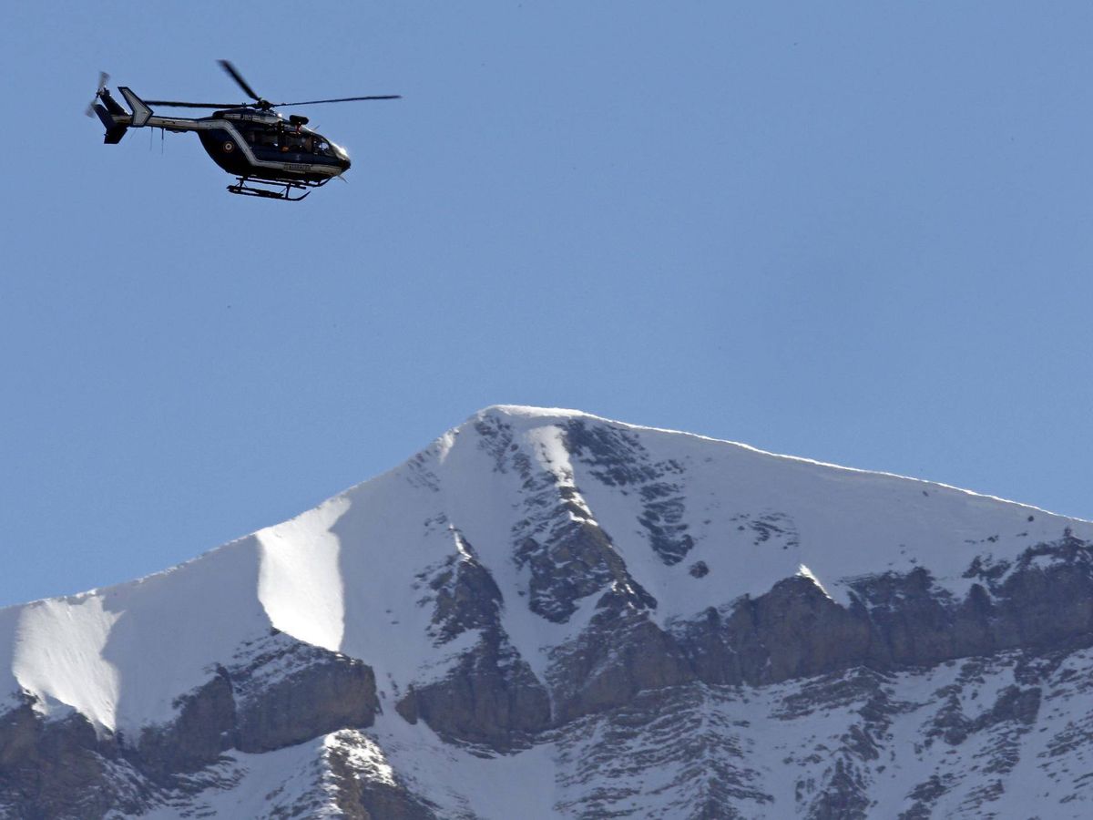 Foto: Un helicóptero de rescate de la Gerdarmería francesa sobrevuela los Alpes.(Reuters)