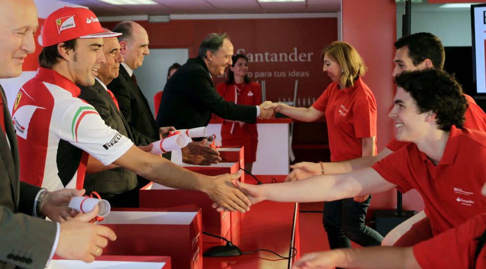 Alonso y el presidente de Banco Santander, Emilio Botín (3i), en el acto de entrega de las becas universitarias