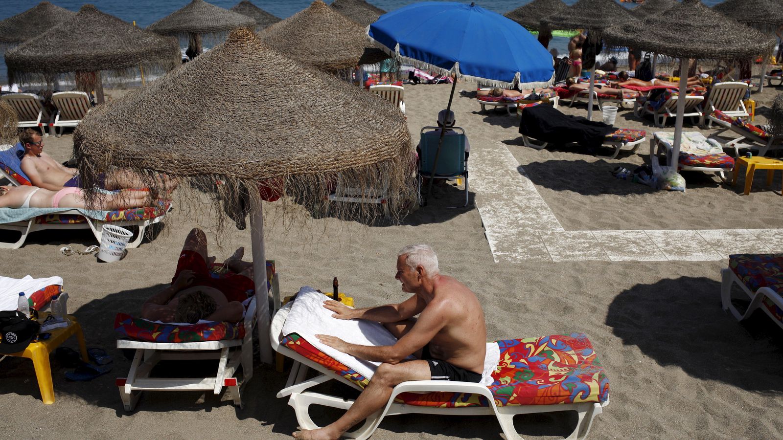 Foto: Un turista mayor descansa en una tumbona de una playa de Fuengirola. (Reuters)