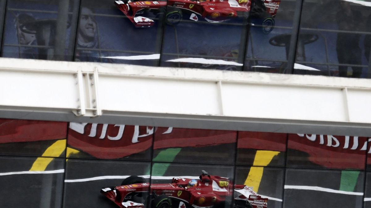 Los dos Ferrari: Massa en el 'photocall' y Alonso de reuniones
