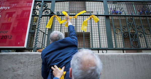 Foto: Ciudadanos retiran lazos a favor de la independencia. (EFE)