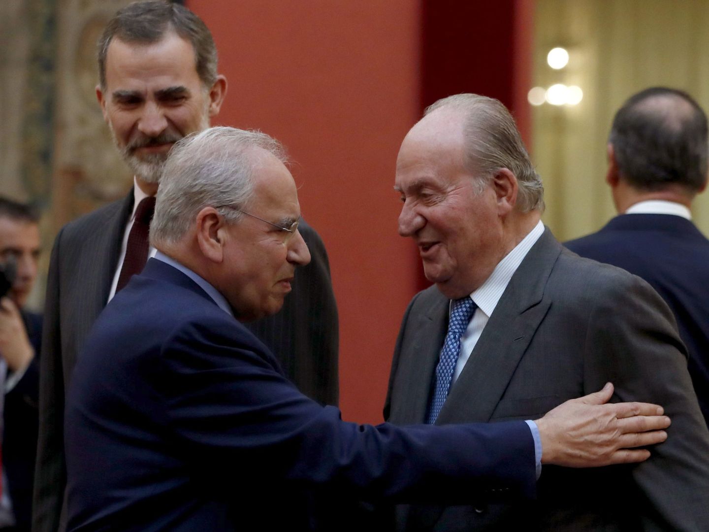 Alfonso Guerra saluda al rey Juan Carlos en presencia del rey Felipe. (EFE)