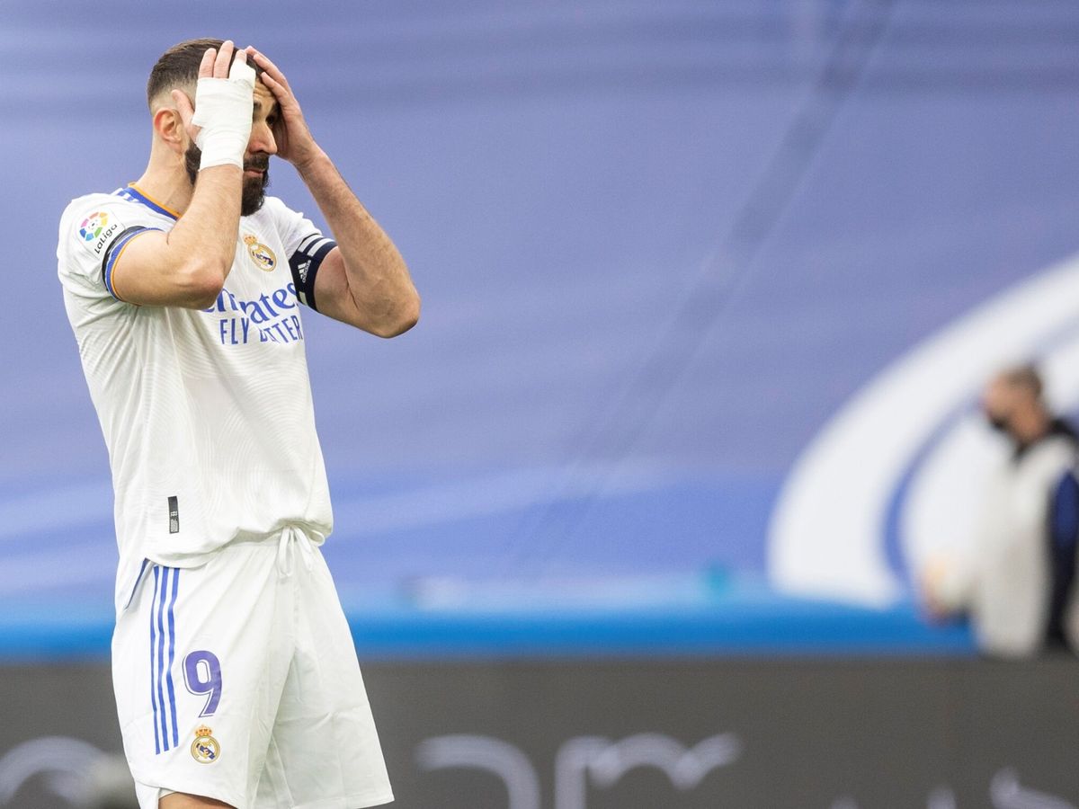 Foto: Benzema se lamenta tras fallar el penalti. (EFE/Rodrigo Jiménez)