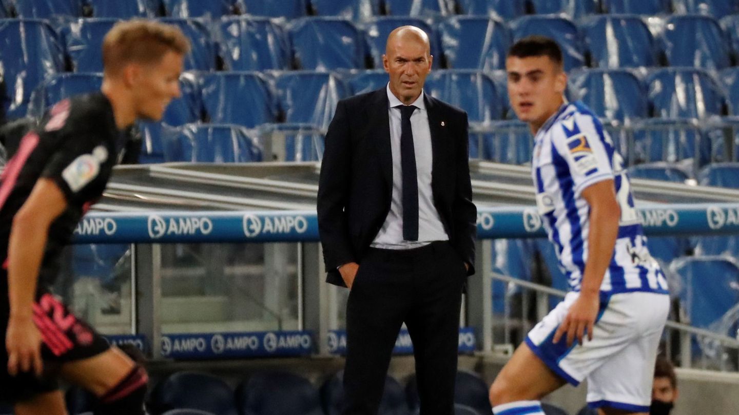 Zidane observa a Odegaard, la gran incorporación para el Madrid, tras recuperarlo de su cesión. (EFE)