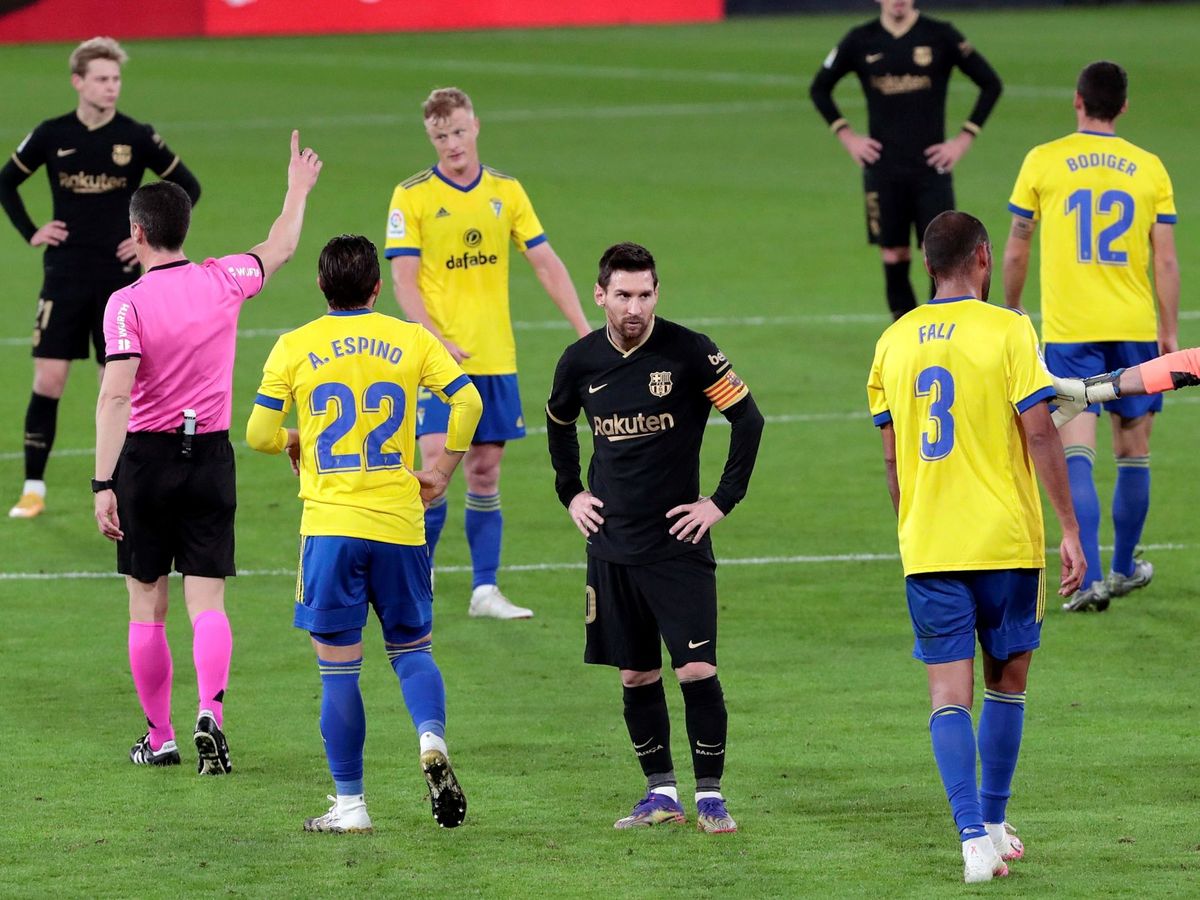 Foto: Leo Messi se lamenta tras el gol del Cádiz. (EFE) 