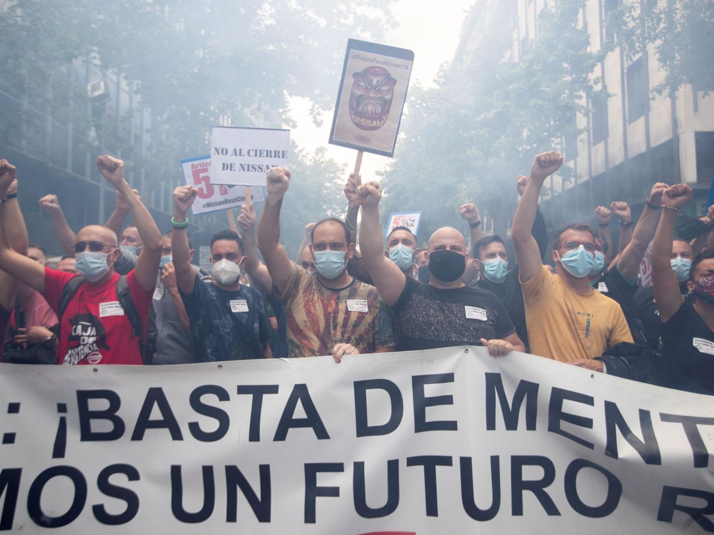 Trabajadores de Nissan en Barcelona protestan contra el cierre de la fábrica. (EFE)