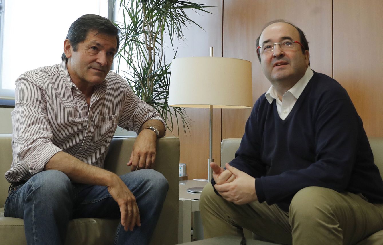 El presidente de la gestora del PSOE, Javier Fernández, y el primer secretario del PSC, Miquel Iceta, el pasado 14 de noviembre en Ferraz. (EFE)