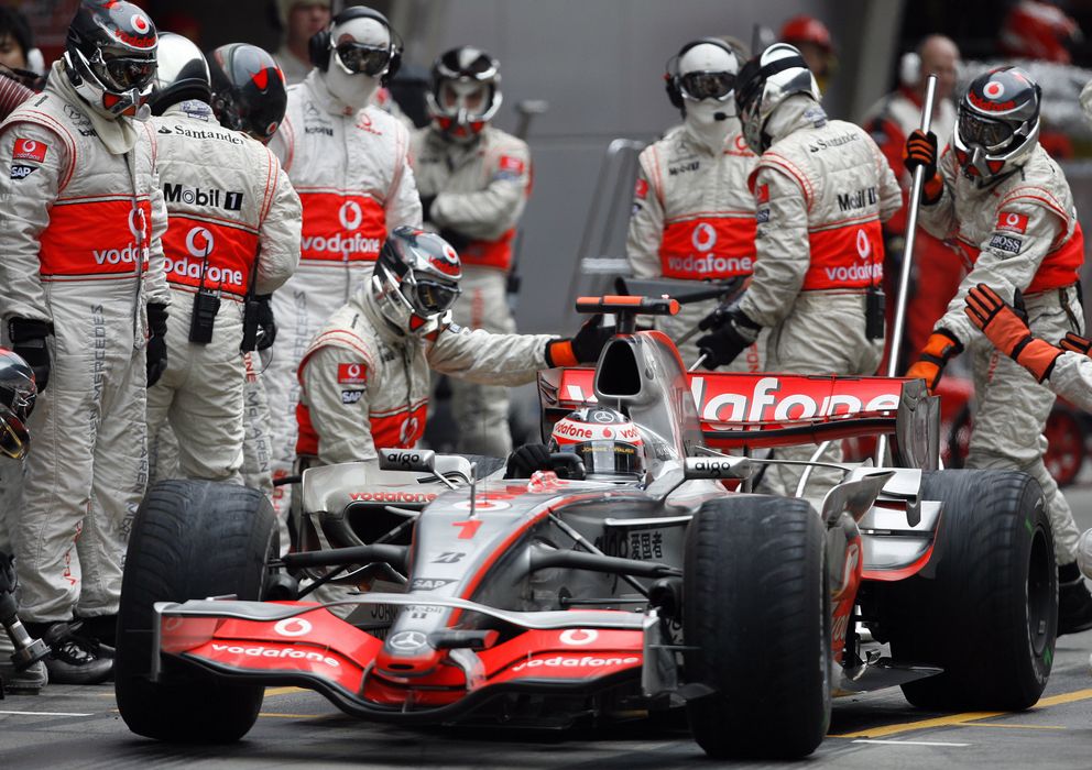 Foto: Fotografía de archivo de Fernando Alonso en el box de McLaren en el GP de China de 2007. (Reuters)