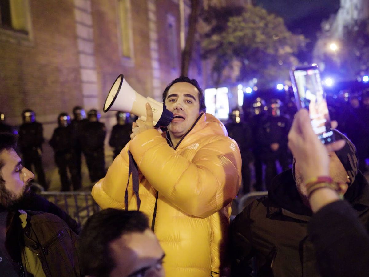 Foto: Alvise Pérez se dirige a los manifestantes que protestan contra la amnistía en la Calle Ferraz, Madrid, el 7 de noviembre de 2023. (Jaime Alekos)