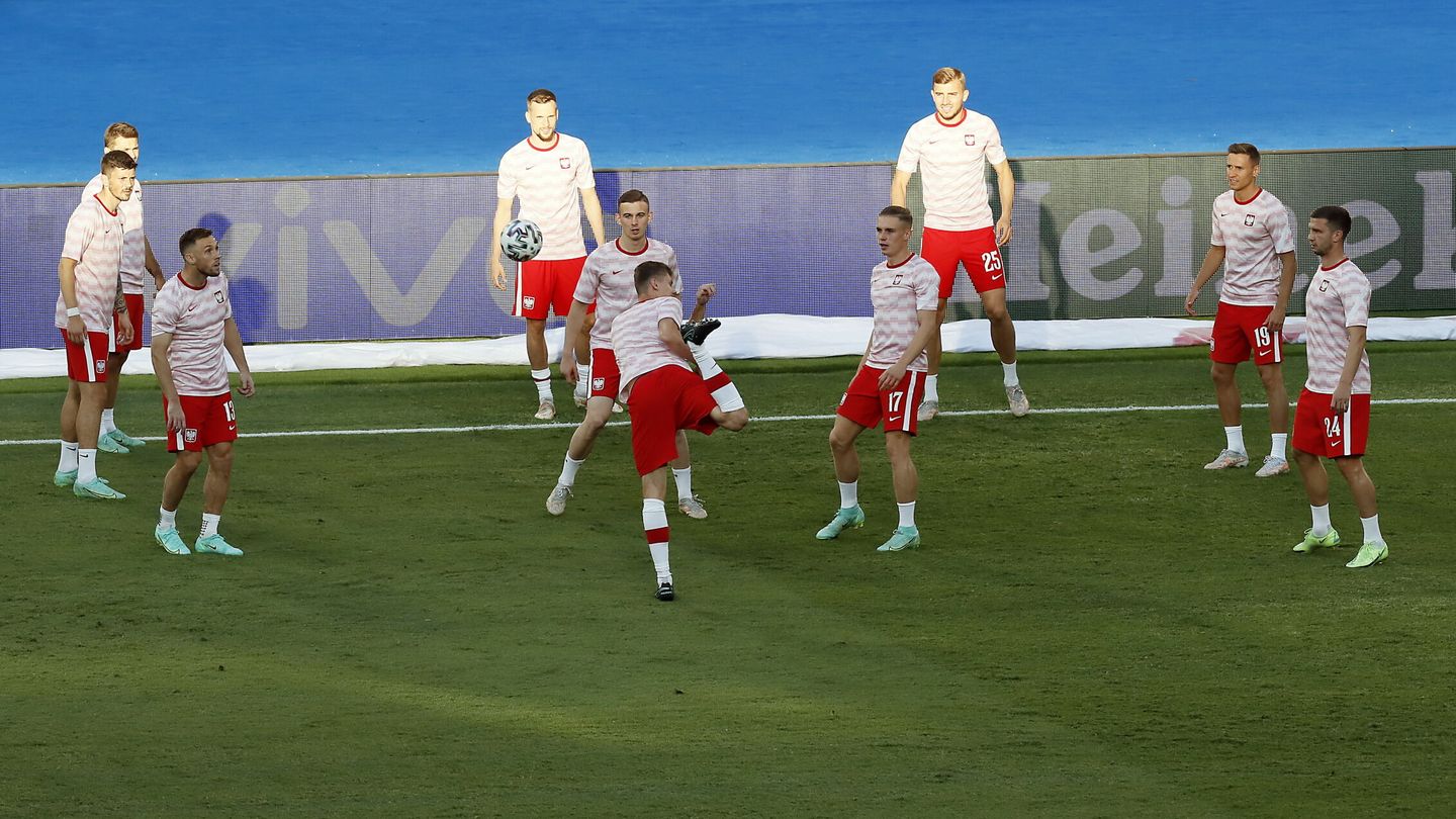 Seville (Spain), 19 06 2021.- Players of Poland warm up prior to the UEFA EURO 2020 group E preliminary round soccer match between Spain and Poland in Seville, Spain, 19 June 2021. (Polonia, España, Sevilla) EFE EPA Jose Manuel Vidal   POOL (RESTRICTIONS: For editorial news reporting purposes only. Images must appear as still images and must not emulate match action video footage. Photographs published in online publications shall have an interval of at least 20 seconds between the posting.)
