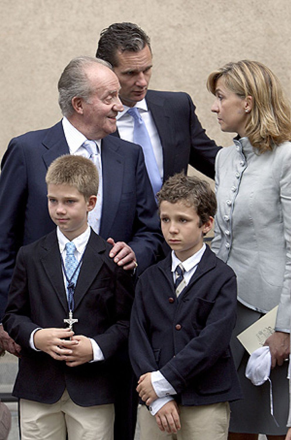 Foto: La Familia Real al completo acude a la comunión de Juan y Pablo Urdangarín