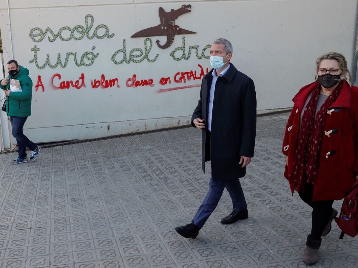 Foto: El 'conseller' de Educación, Josep González Cambray, en su visita a la escuela Turó del Drac de Canet de Mar (Barcelona), en diciembre de 2021. (EFE/Alejandro García)