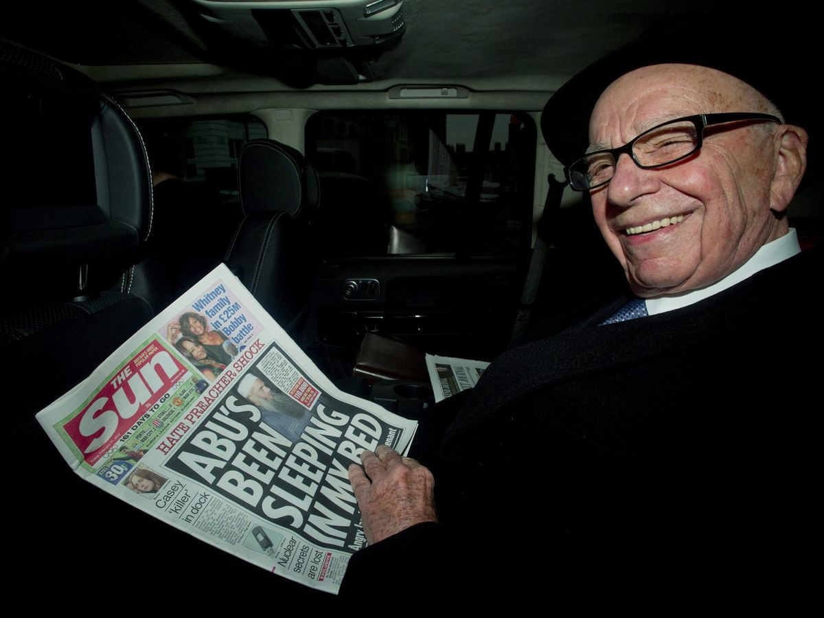 Foto: Rupert Murdoch leyendo 'The Sun'. (EFE)
