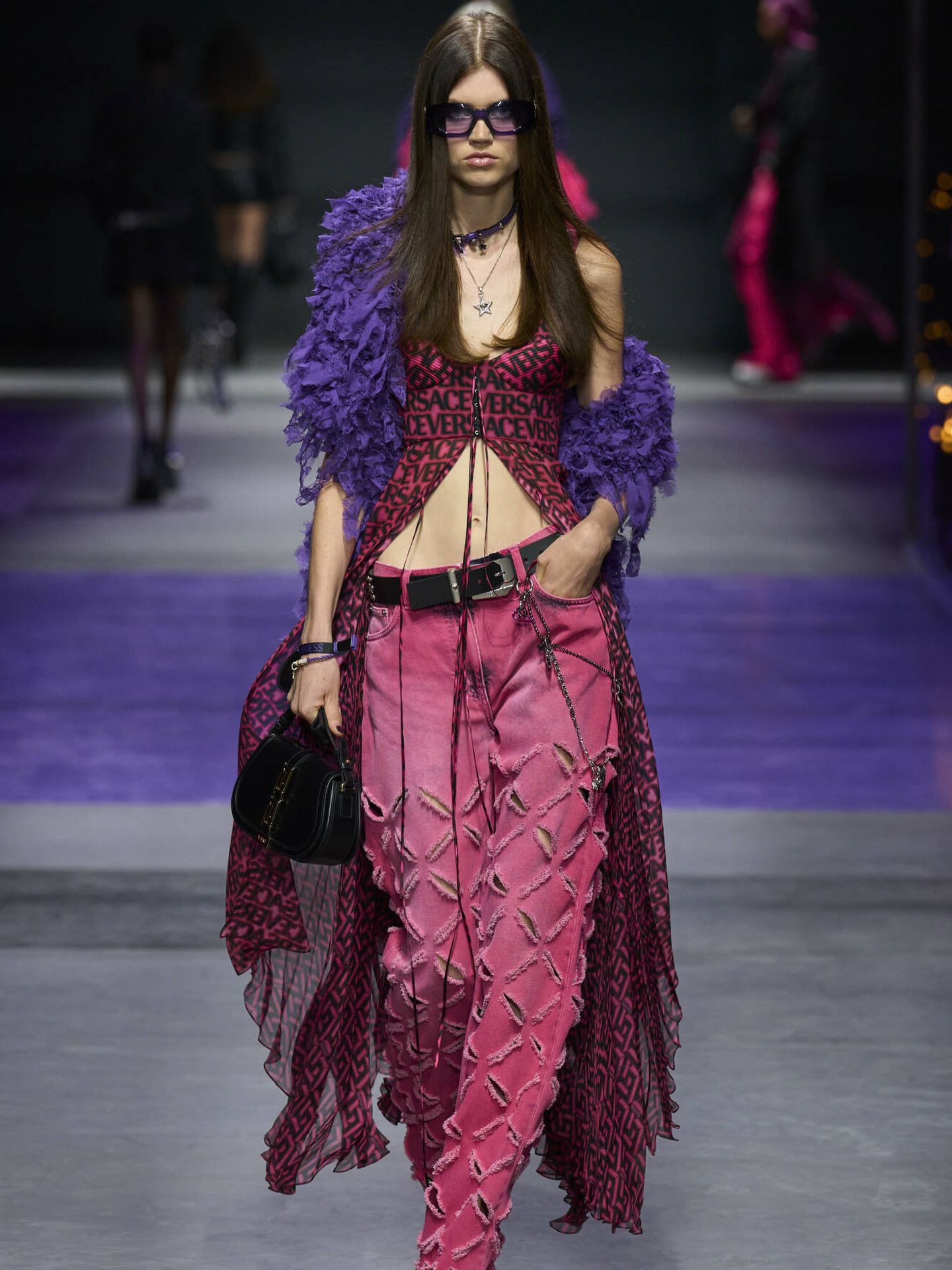 Detalle de uno de los looks de Versace para la primavera-verano 2023. (Launchmetrics Spotlight)