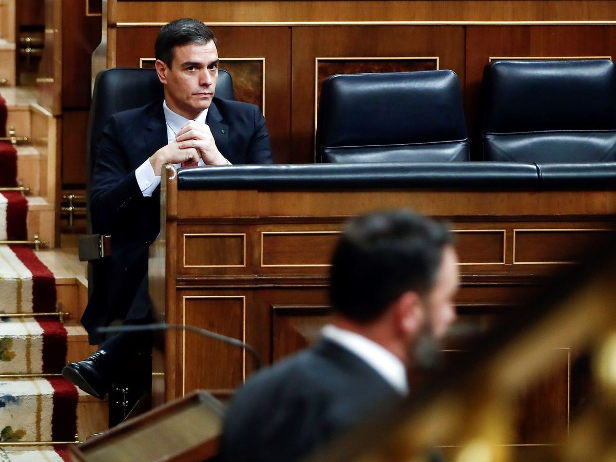 Foto: El presidente del Gobierno, Pedro Sánchez, tras la intervención de Santiago Abascal en el pleno del Congreso del pasado 25 de marzo. (EFE)