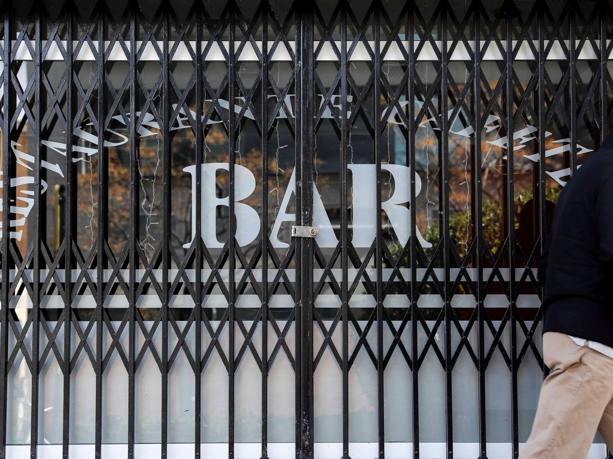 Foto: Un bar cerrado en Valencia. (EFE) 