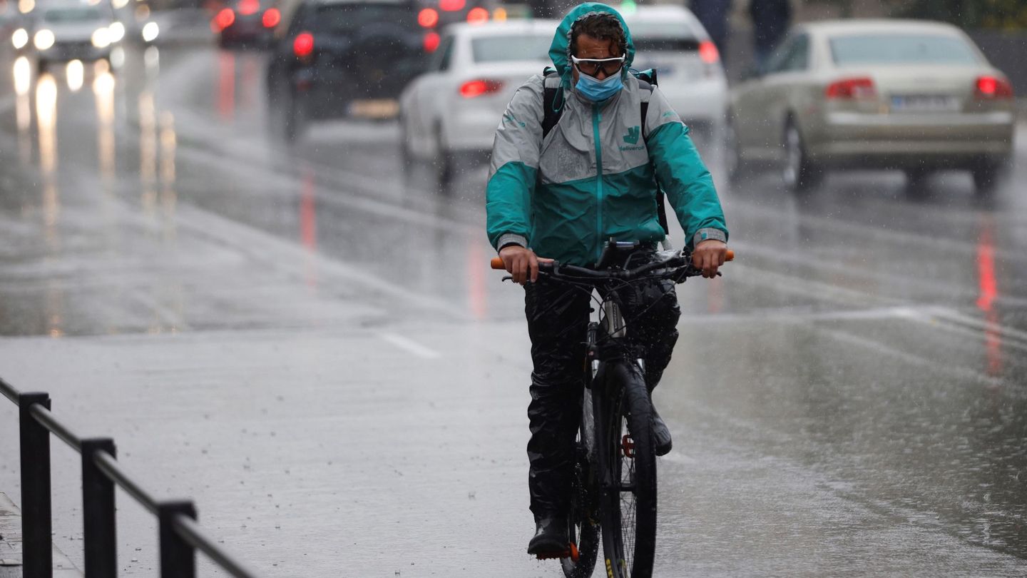 Un 'rider' de Deliveroo, en un día de lluvia en Madrid. (EFE)