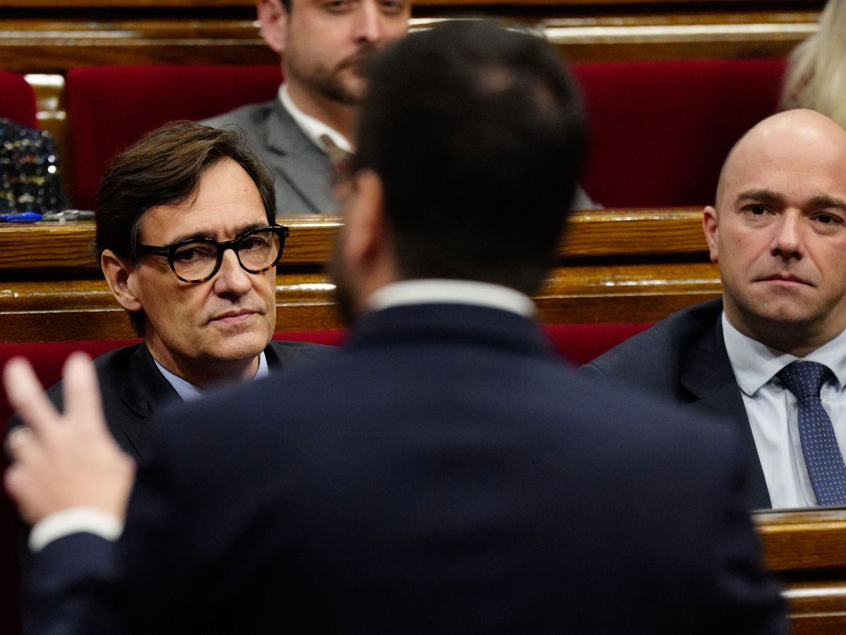 Foto: Salvador Illa escucha a Aragonès en la última sesión de control en el Parlament (EFE.-)