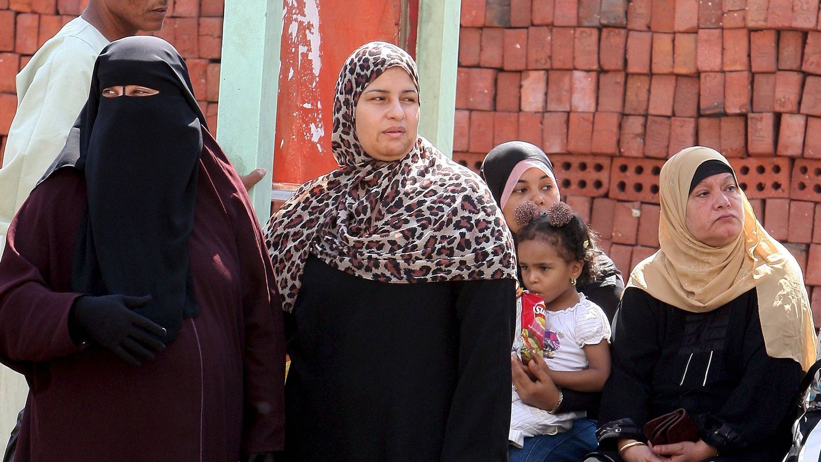 Foto: Una mujer con velo y otra con niqab.  (Efe)