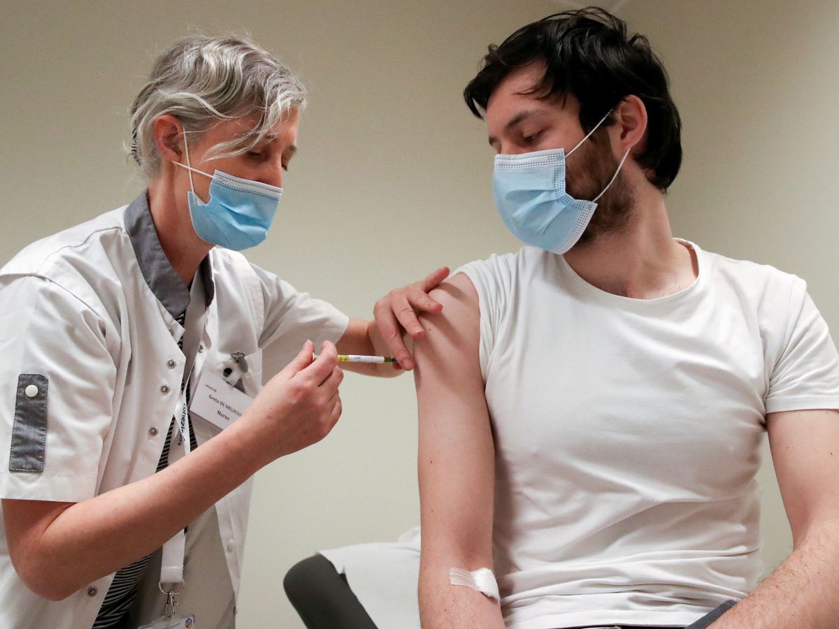 Foto: Voluntario recibe vacuna de CureVac. Foto: Reuters.