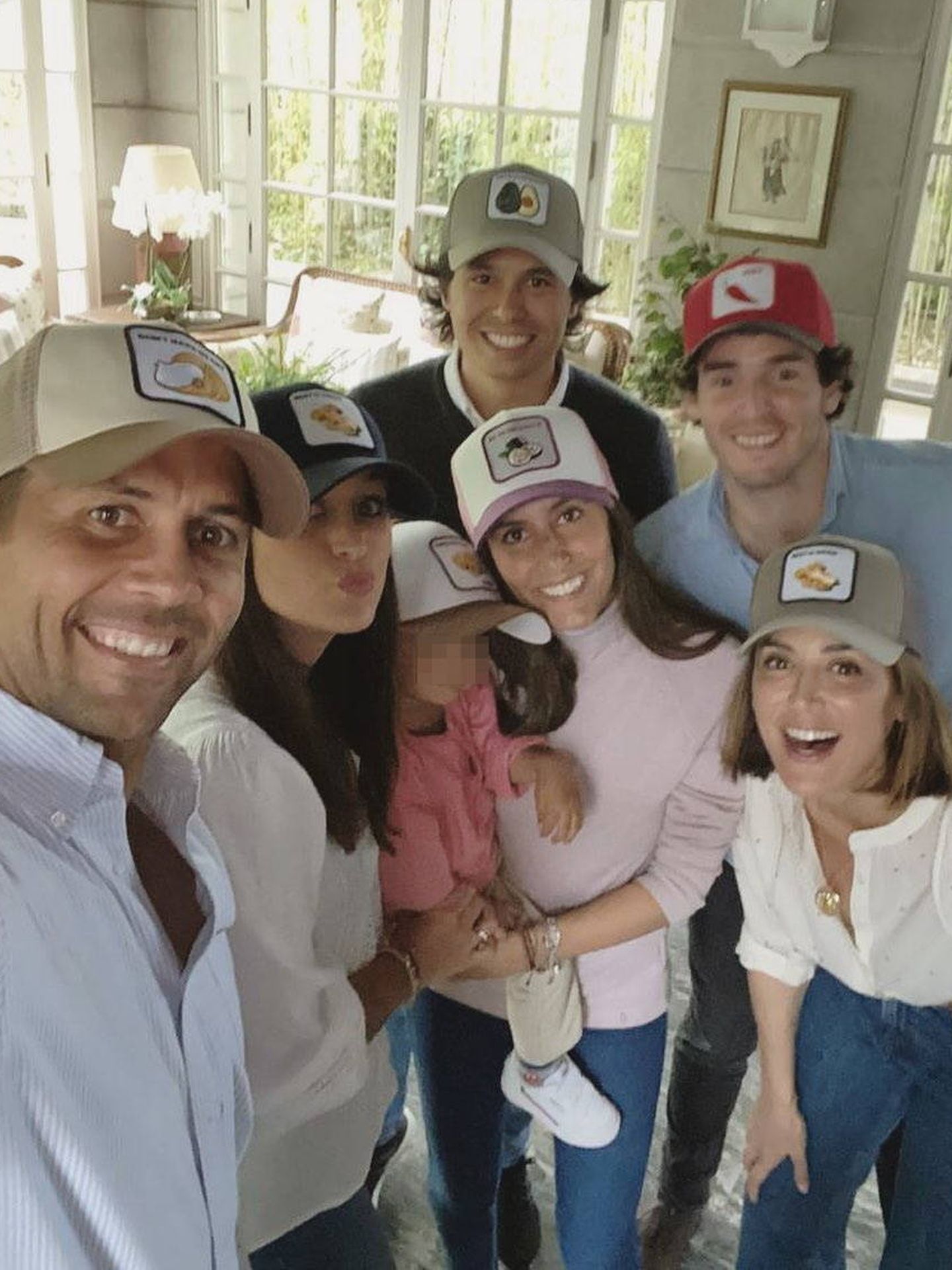 La familia posa con las gorras de Cocowi Brand. (Redes)
