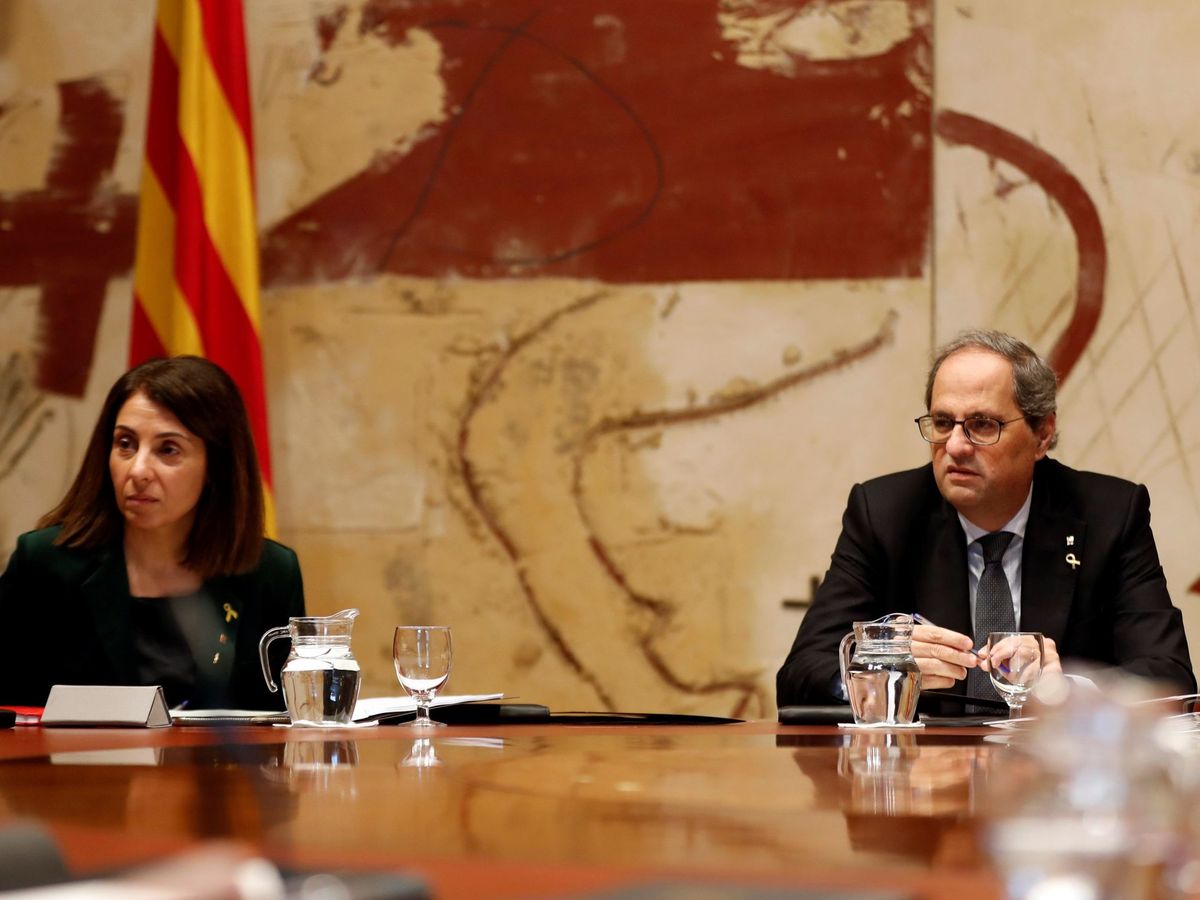 Foto: El presidente de la Generalitat, Quim Torra, acompañado la consellera de la Presidencia y portavoz del Govern, Meritxell Budo (EFE)