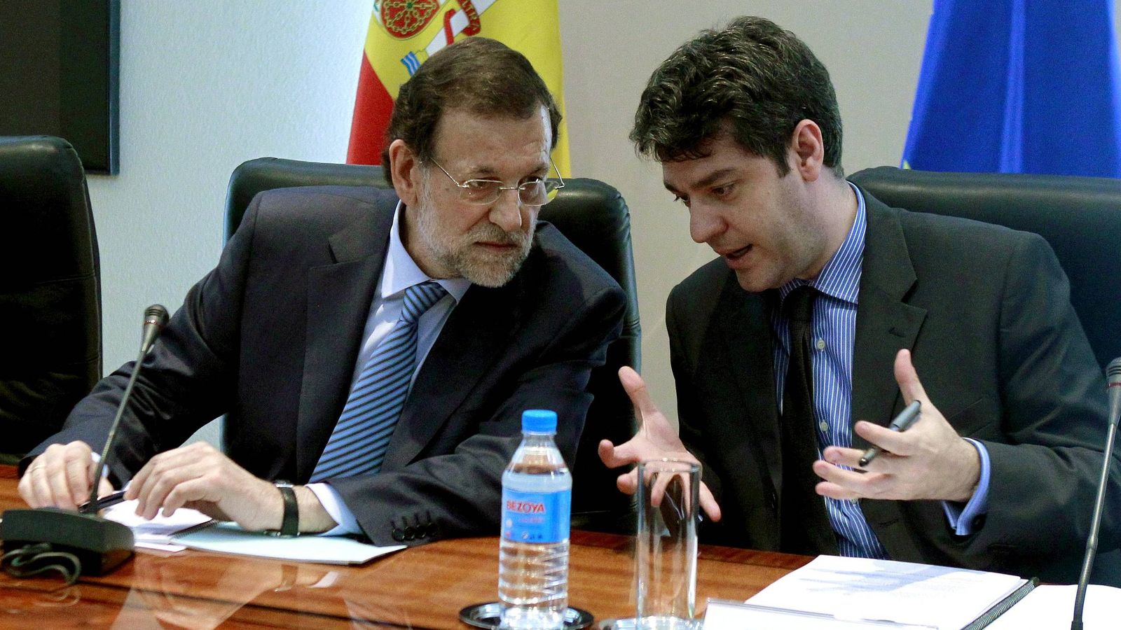 Foto: Rajoy conversa con el director de la oficina económica de la Presidencia del Gobierno, Álvaro Nadal. (EFE/Manuel H. de León)