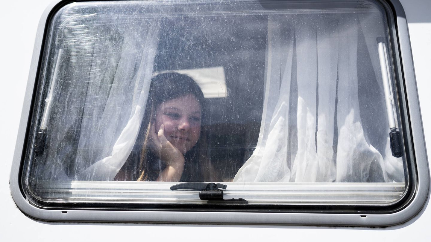 Gracia Pastor Picó, de 8 años, mira por la ventanilla de su nueva habitación. (A.B.)
