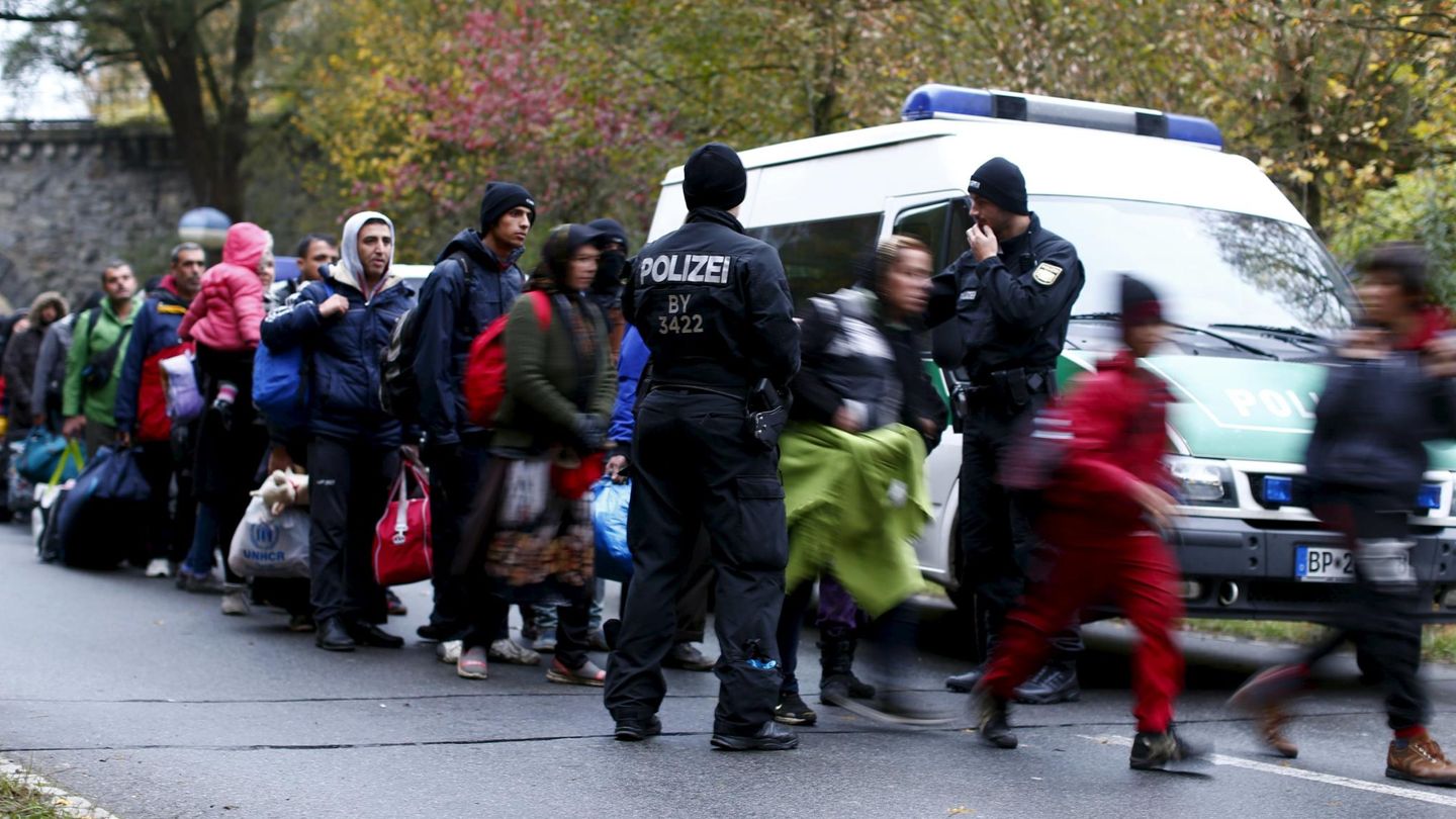 Migrantes son conducidos por la policía alemana en la frontera con Austria, en Passau. (Reuters)