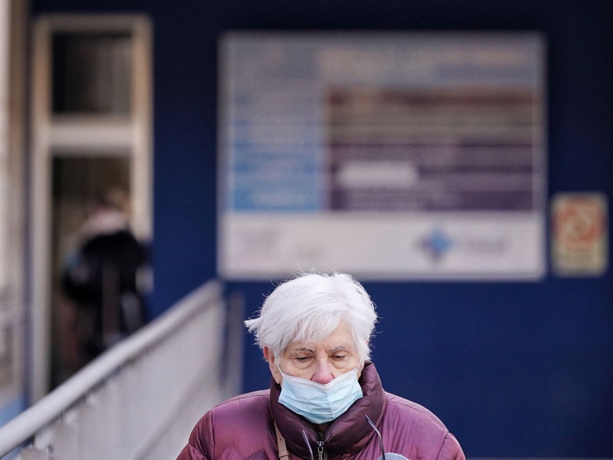 Foto: Una mujer se dispone a entrar en un centro de salud de Valladolid. (EFE/Nacho Gallego)