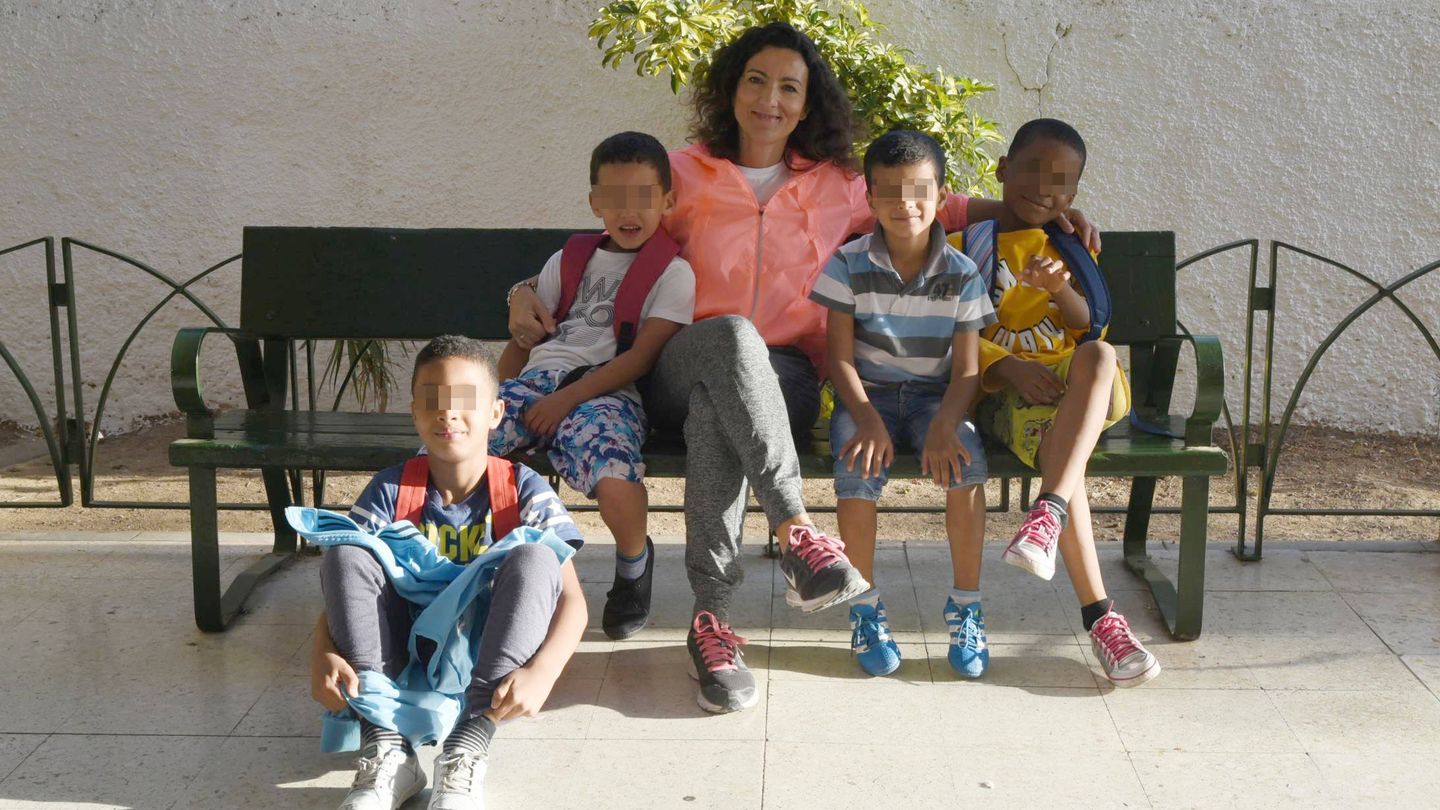 La directora del colegio, Virginia Arjona, con alumnos del centro. (Toñi Guerrero)