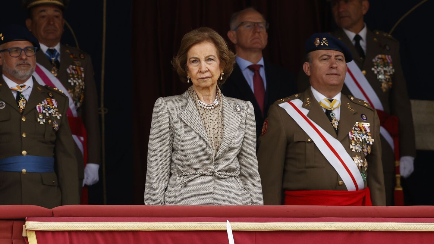 La reina Sofía preside el acto de jura de bandera de personal civil en la Guardia Real. (EFE/J.J. Guillén) 